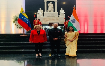 El Embajador Abhishek Singh rindio homenaje en el Panteon Nacional de Caracas, lugar de descanso de Simon Bolivar, el Padre de la Patria venezolana. Embajadores de varios paises con sede en Caracas tambien participaron en la ceremonia.